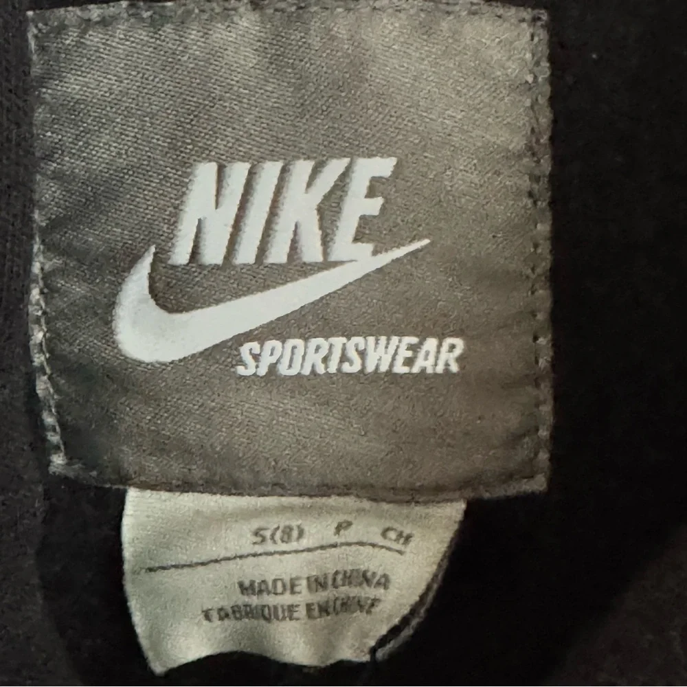 Nike Sportswear Black Hoodie Youth Small  Hooded Sweatshirt Basketball Logo NWT